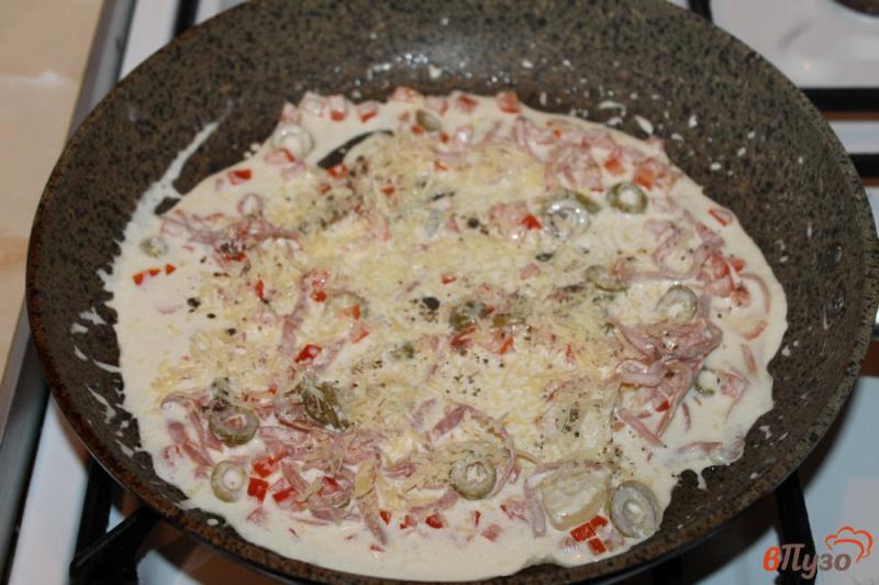 Фото приготовление рецепта: Паста с помидором и вяленой свининой в сырном соусе шаг №5