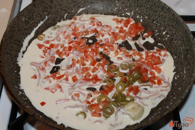 Фото приготовление рецепта: Паста с помидором и вяленой свининой в сырном соусе шаг №4