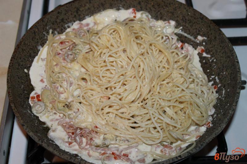 Фото приготовление рецепта: Паста с помидором и вяленой свининой в сырном соусе шаг №6