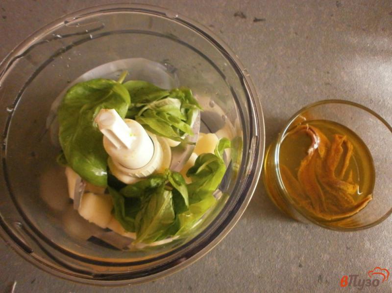 Фото приготовление рецепта: Песто из груши и базилика к картофельным ньоккам шаг №3
