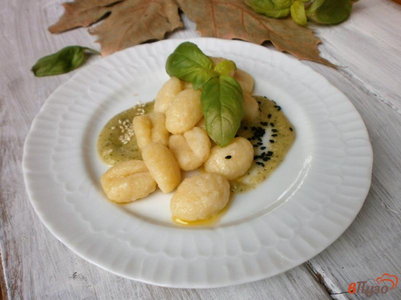 Фото приготовление рецепта: Песто из груши и базилика к картофельным ньоккам шаг №5