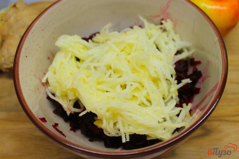 Фото приготовление рецепта: Салат из печеной свеклы с имбирем и яблоком шаг №4