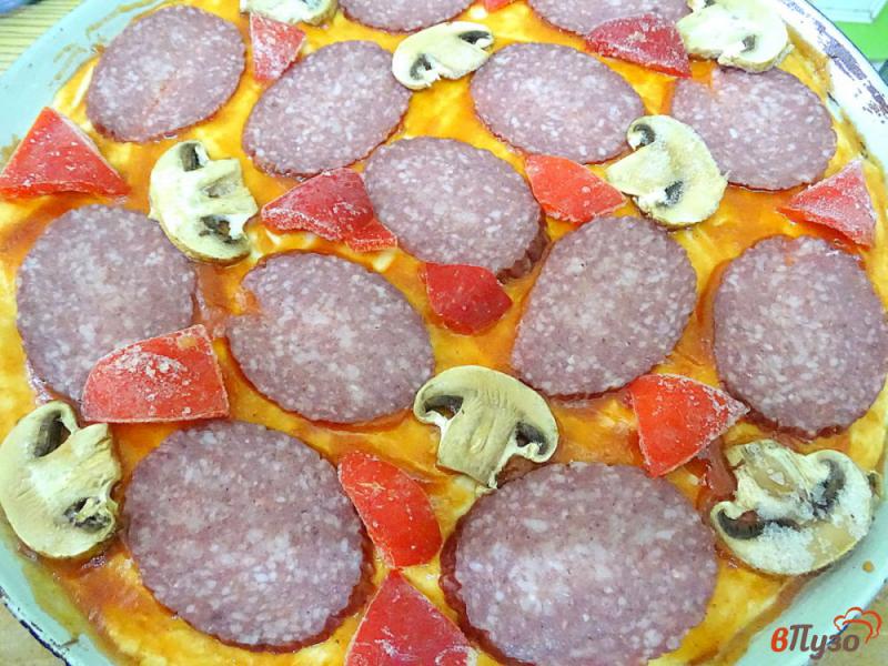 Фото приготовление рецепта: Пицца с салями и пармезаном шаг №6