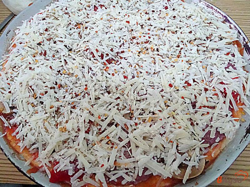 Фото приготовление рецепта: Пицца с салями и пармезаном шаг №8