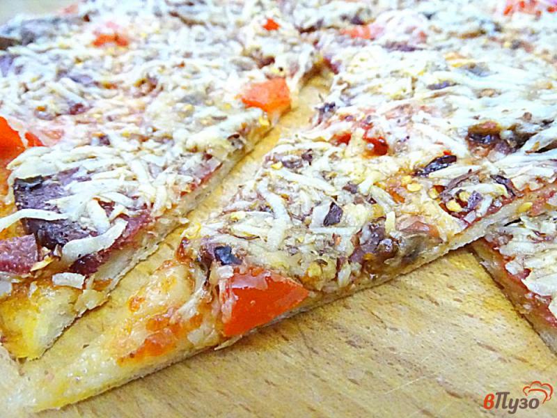 Фото приготовление рецепта: Пицца с салями и пармезаном шаг №10