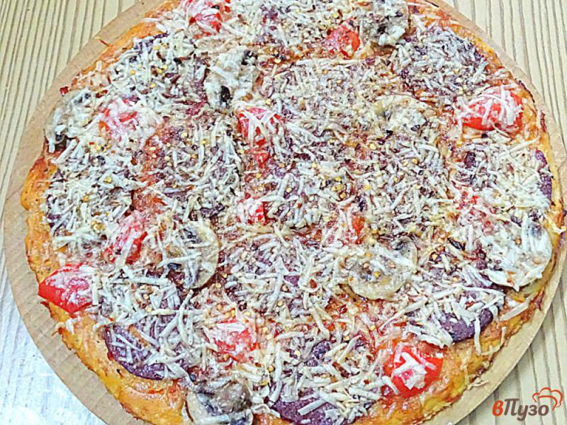 Фото приготовление рецепта: Пицца с салями и пармезаном шаг №9