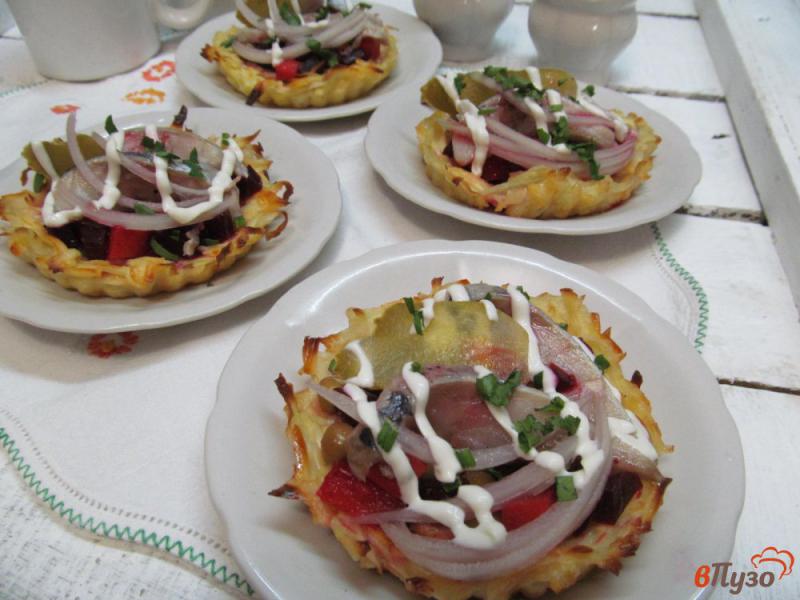 Фото приготовление рецепта: Картофельные тарталетки с селедочной начинкой шаг №9