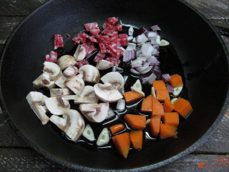 Фото приготовление рецепта: Жареный рис с тыквой и консервированным горошком шаг №1