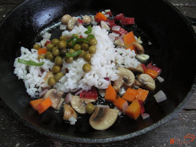 Фото приготовление рецепта: Жареный рис с тыквой и консервированным горошком шаг №2