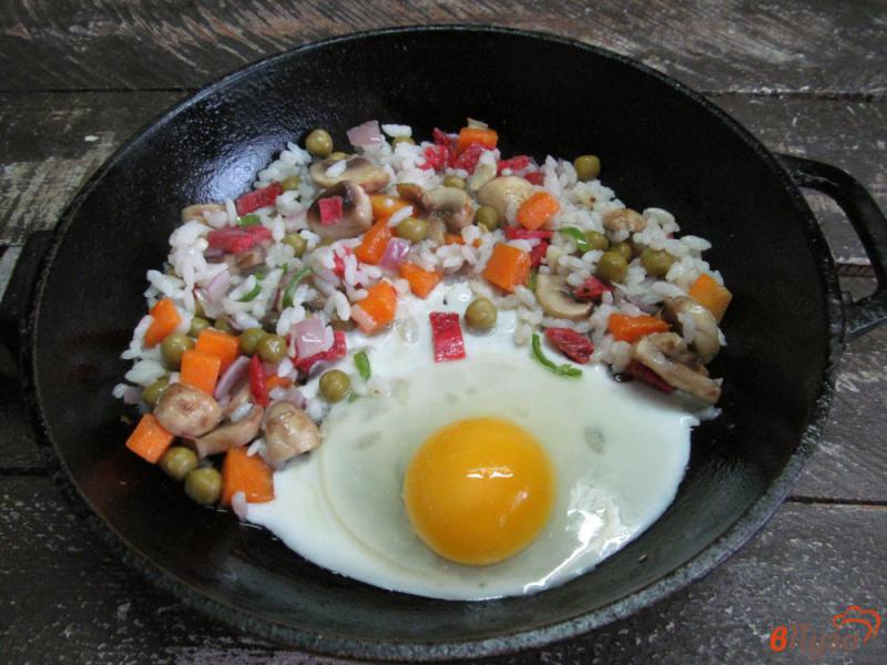 Фото приготовление рецепта: Жареный рис с тыквой и консервированным горошком шаг №3