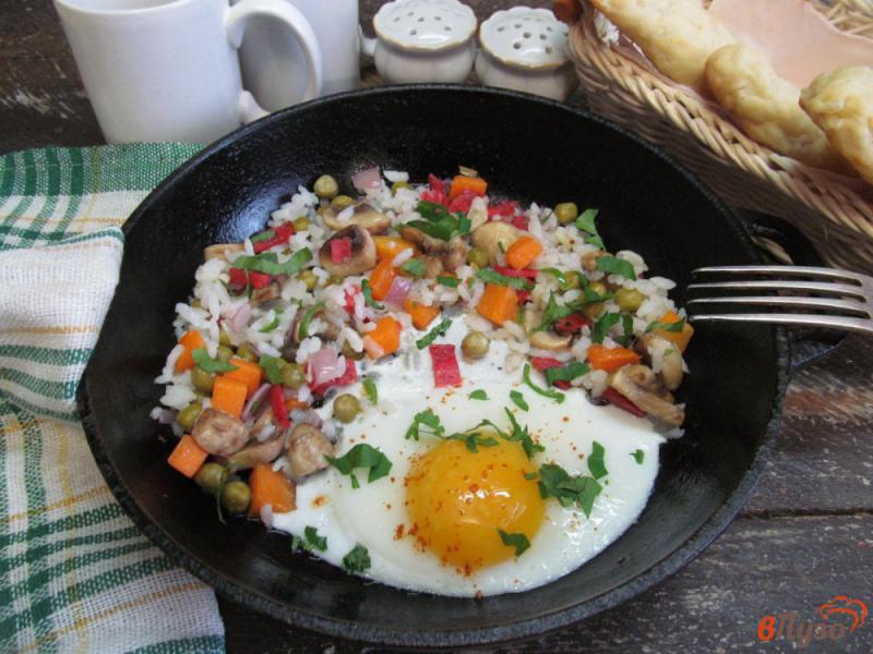 Фото приготовление рецепта: Жареный рис с тыквой и консервированным горошком шаг №4