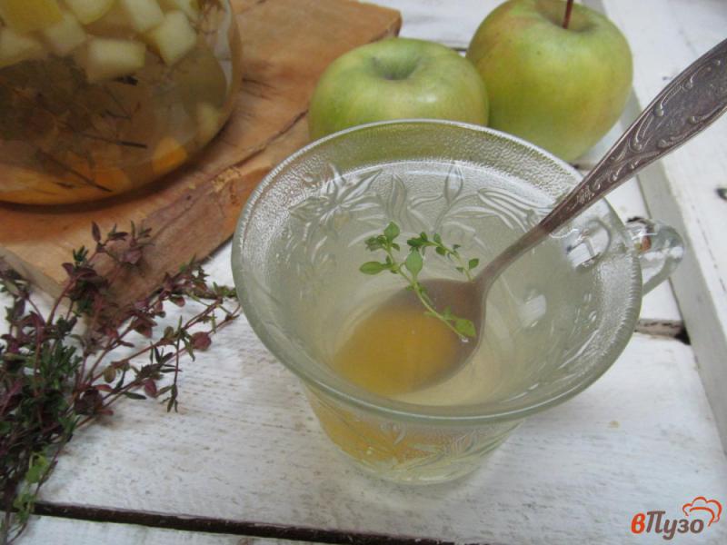 Фото приготовление рецепта: Напиток - чай из яблока с тимьяном шаг №6