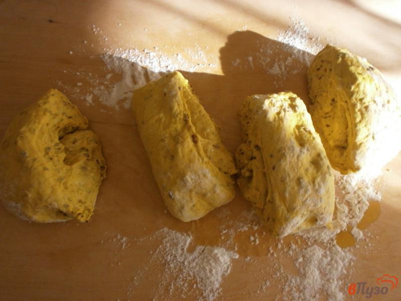 Фото приготовление рецепта: Хлеб с куркумой, семенами льна, тыквенными семечками и овсяными хлопьями шаг №6
