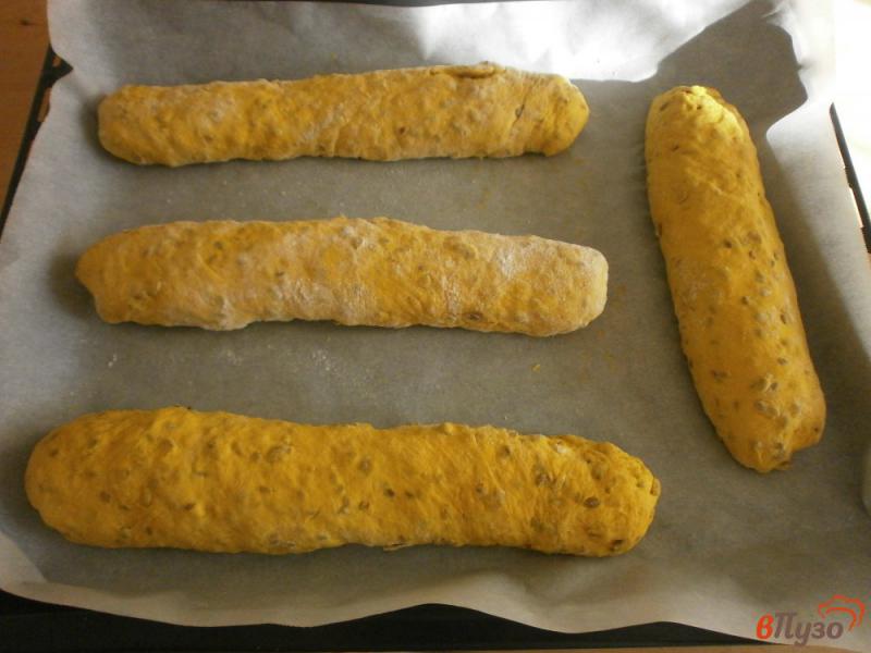 Фото приготовление рецепта: Хлеб с куркумой, семенами льна, тыквенными семечками и овсяными хлопьями шаг №7