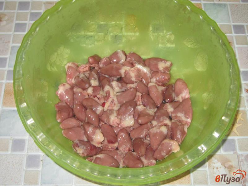 Фото приготовление рецепта: Куриные сердечки тушеные с капустой шаг №1