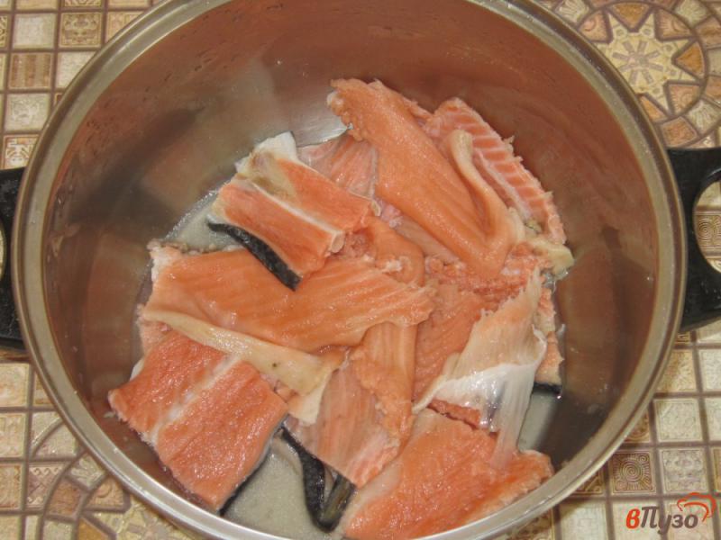 Фото приготовление рецепта: Суп из хребтов семги с шампиньонами шаг №1