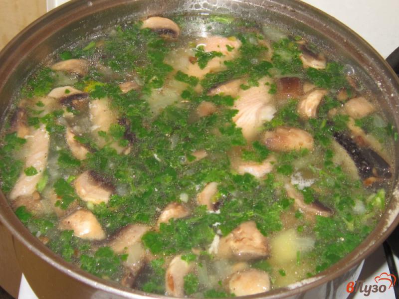 Фото приготовление рецепта: Суп из хребтов семги с шампиньонами шаг №6