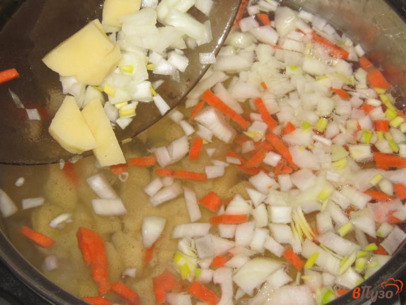 Фото приготовление рецепта: Легкий суп из скумбрии шаг №2
