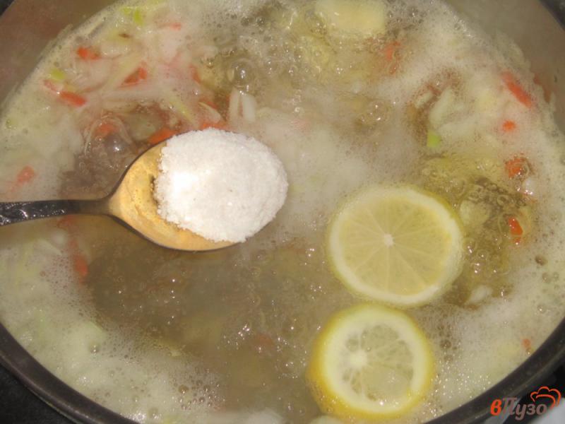 Фото приготовление рецепта: Легкий суп из скумбрии шаг №4