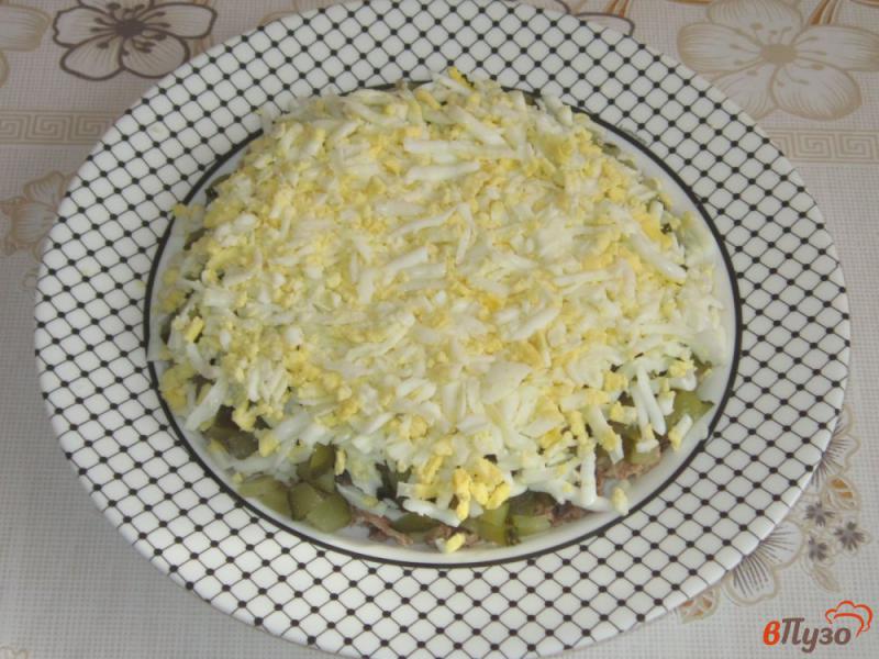 Фото приготовление рецепта: Слоеный салат с сайрой шаг №5