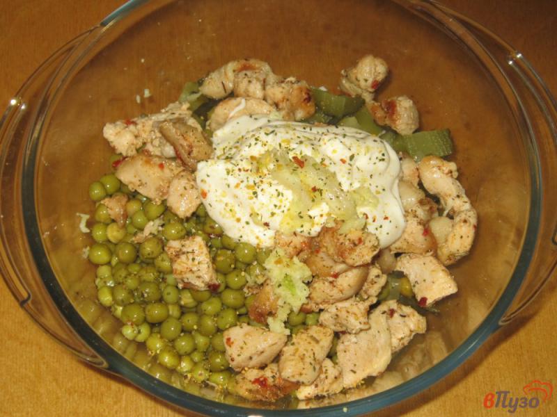 Фото приготовление рецепта: Салат из куриной грудки с зеленым горошком шаг №4