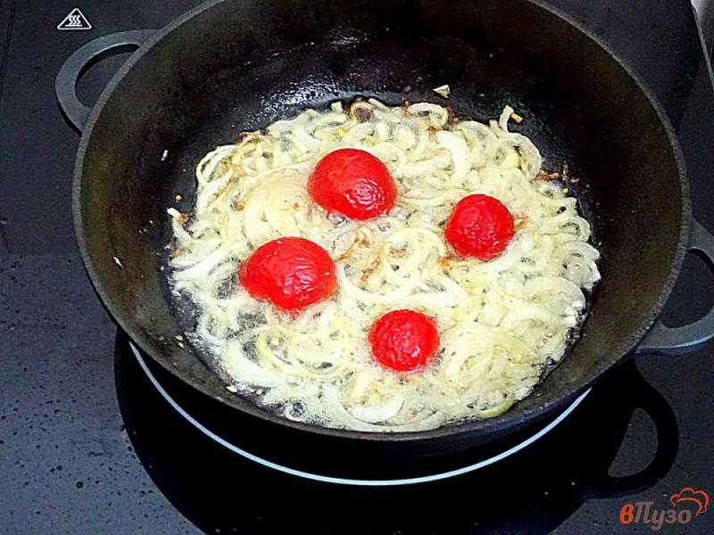 Фото приготовление рецепта: Яичница болтунья с луком, и помидорами шаг №4