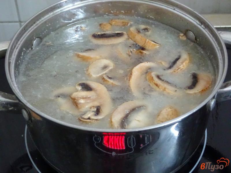 Фото приготовление рецепта: Суп с грибами и вермишелью шаг №3
