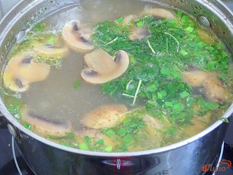 Фото приготовление рецепта: Суп с грибами и вермишелью шаг №6