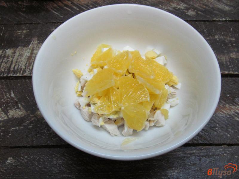 Фото приготовление рецепта: Салат из курицы с апельсином шаг №4