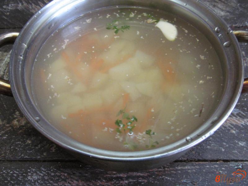 Фото приготовление рецепта: Молочный суп с грибами шаг №3