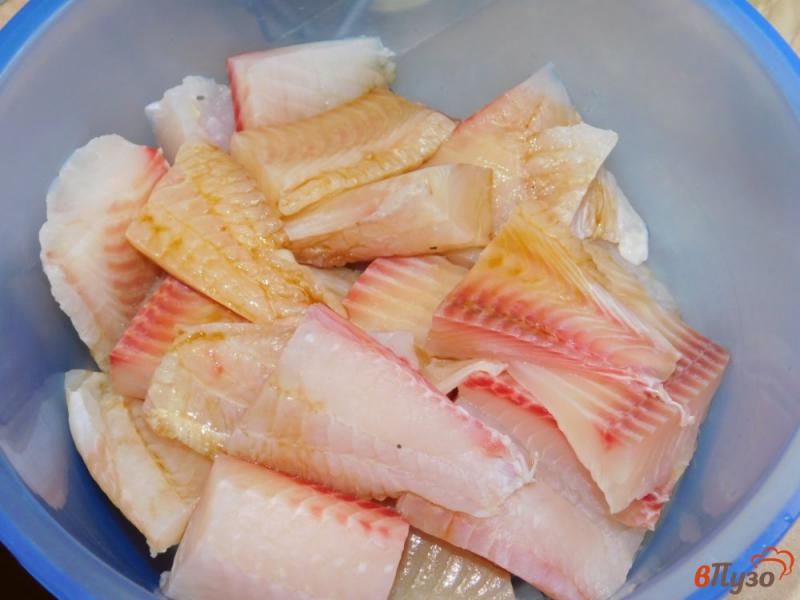 Фото приготовление рецепта: Запеченная рыба с луком и помидорами шаг №1