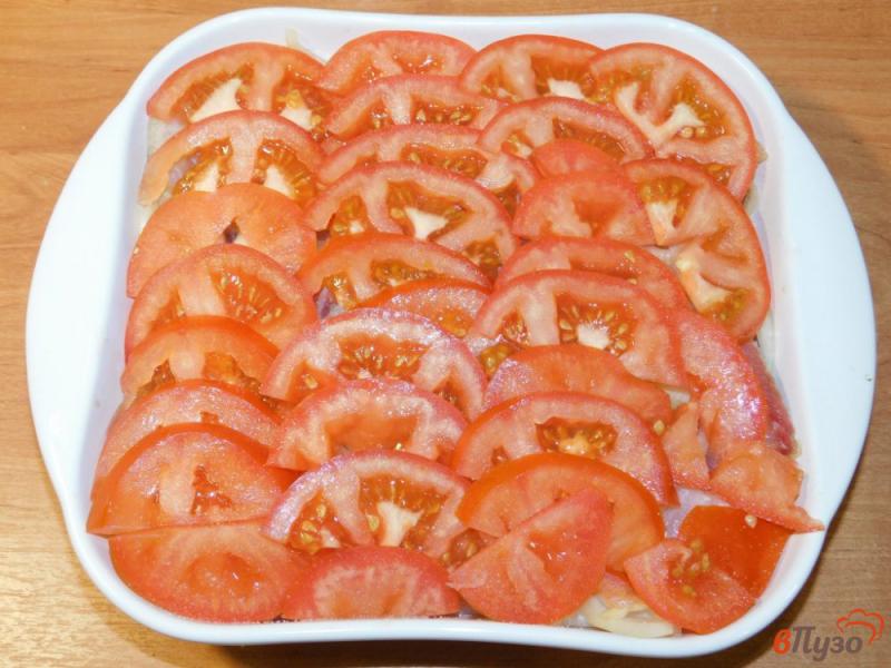 Фото приготовление рецепта: Запеченная рыба с луком и помидорами шаг №3