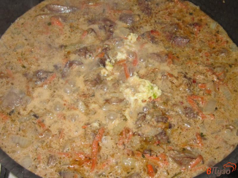 Фото приготовление рецепта: Утиная печень тушеная в сливочно-чесночном соусе шаг №5