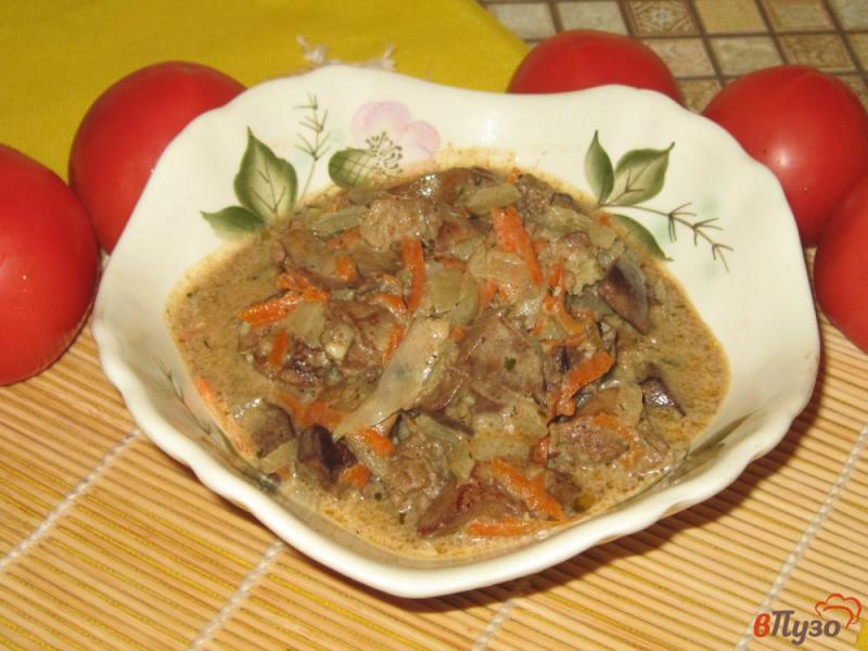 Фото приготовление рецепта: Утиная печень тушеная в сливочно-чесночном соусе шаг №6