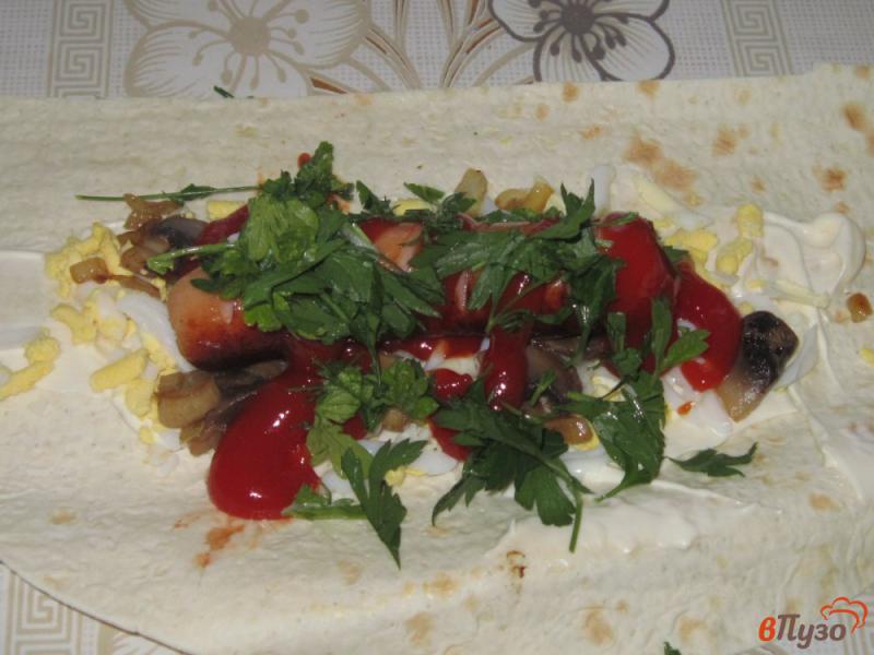 Фото приготовление рецепта: Сосиски в лаваше с яйцом и шампиньонами шаг №3