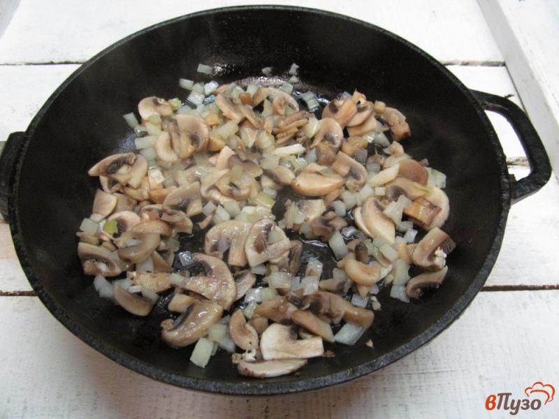 Фото приготовление рецепта: Лепешки с грибами шаг №4
