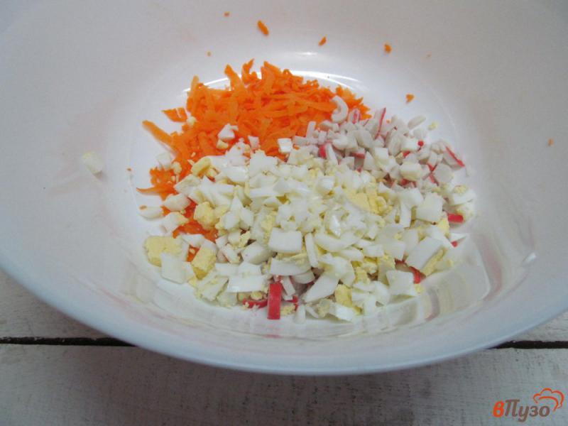 Фото приготовление рецепта: Салат с крабовыми палочками и морковью шаг №2