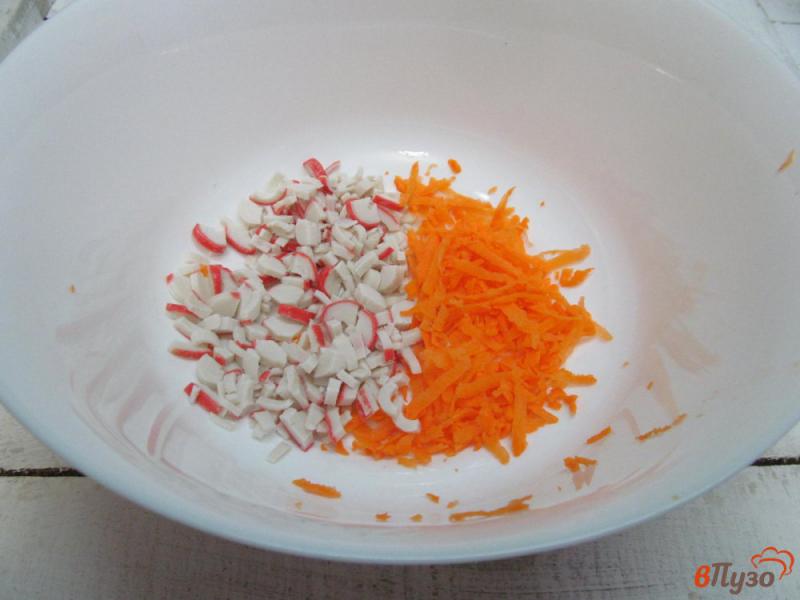 Фото приготовление рецепта: Салат с крабовыми палочками и морковью шаг №1