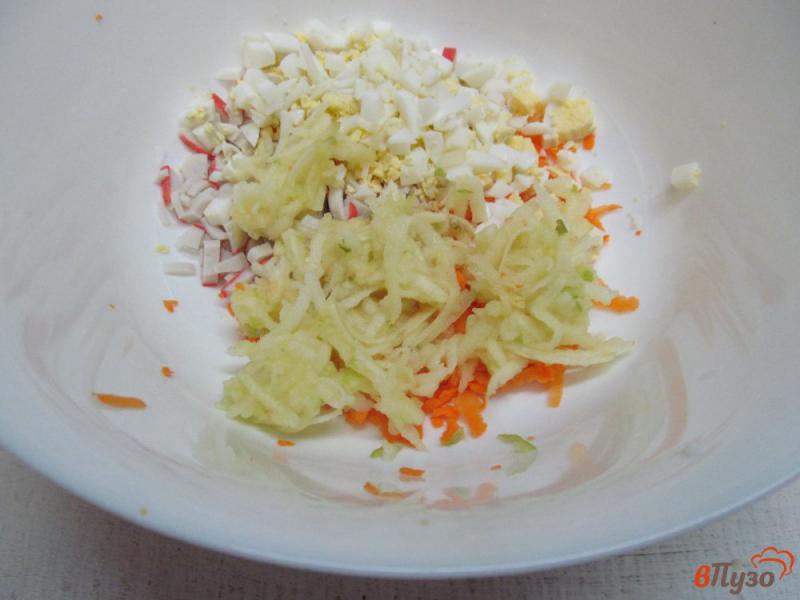 Фото приготовление рецепта: Салат с крабовыми палочками и морковью шаг №3