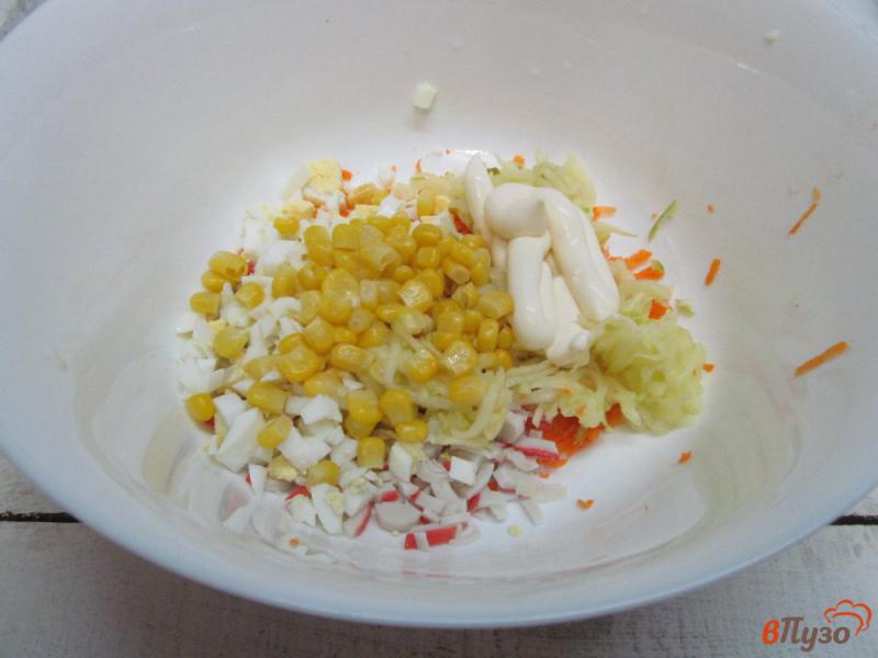 Фото приготовление рецепта: Салат с крабовыми палочками и морковью шаг №4