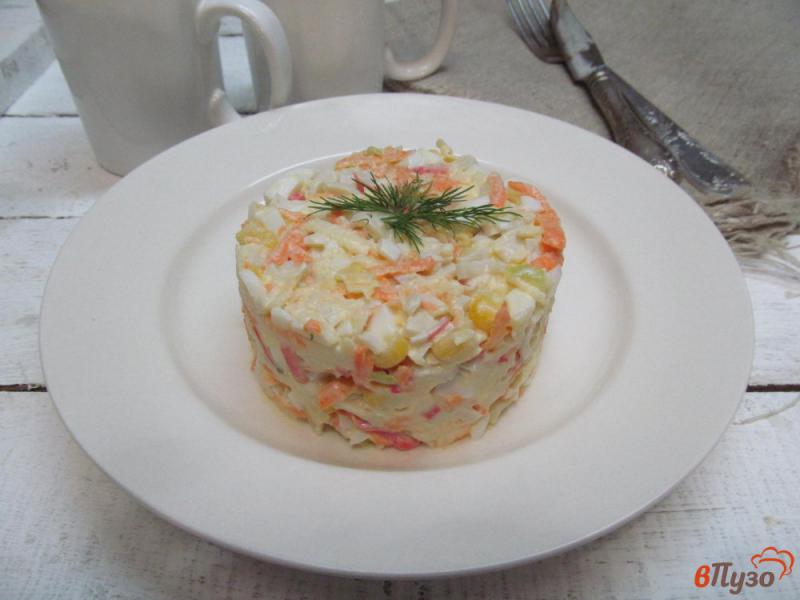 Фото приготовление рецепта: Салат с крабовыми палочками и морковью шаг №5
