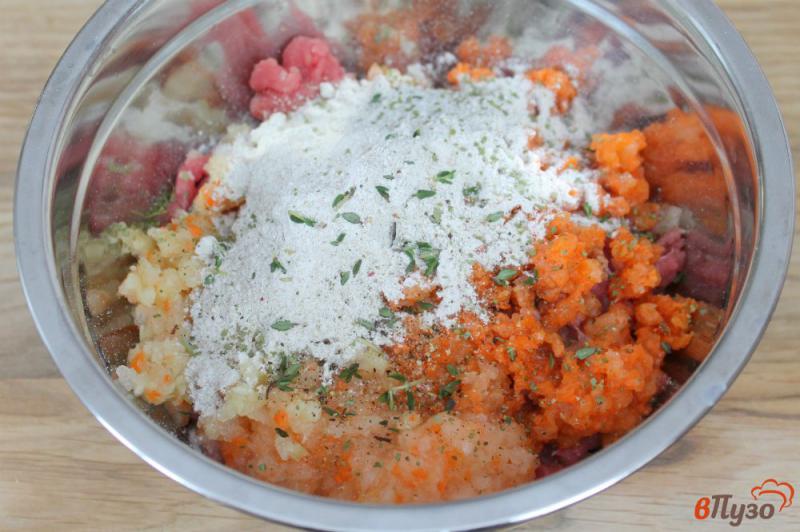 Фото приготовление рецепта: Фрикадельки с овощами и плавленным сыром шаг №3