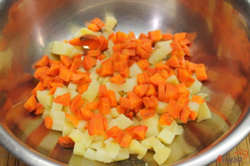 Фото приготовление рецепта: Винегрет из печеных овощей с яблоком и зеленым луком шаг №2