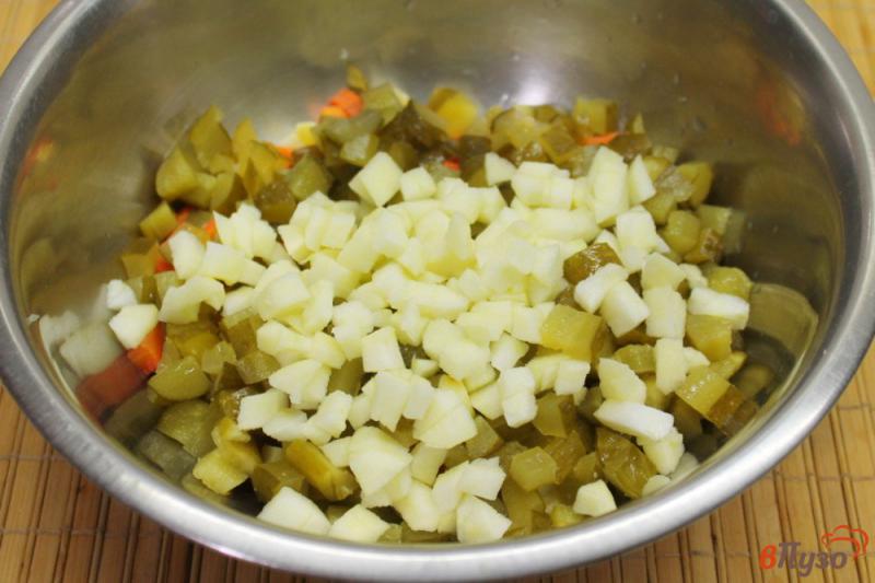 Фото приготовление рецепта: Винегрет из печеных овощей с яблоком и зеленым луком шаг №4