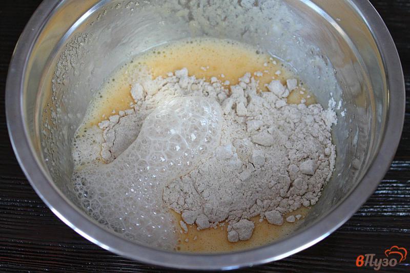 Фото приготовление рецепта: Кексы из цельнозерновой муки со сладкой вишней шаг №3