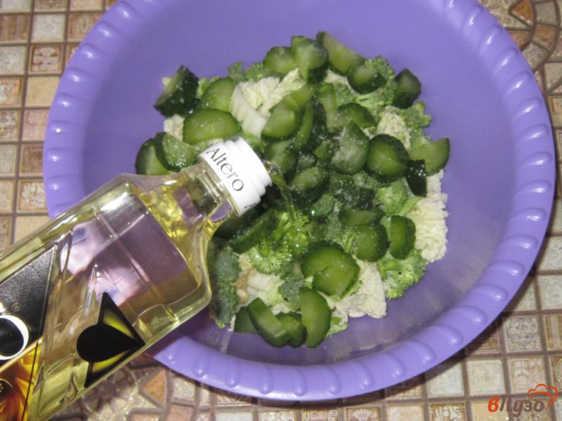 Фото приготовление рецепта: Салат с малосольными огурцами и брокколи шаг №4