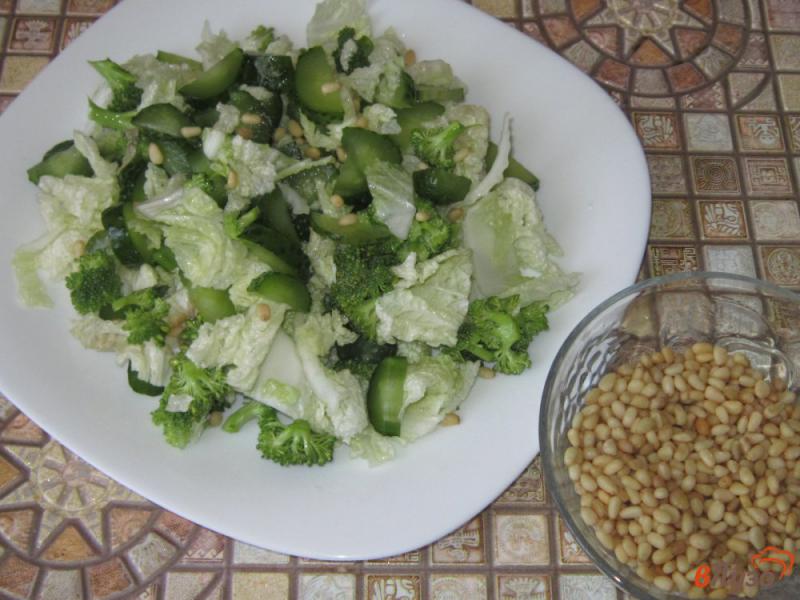 Фото приготовление рецепта: Салат с малосольными огурцами и брокколи шаг №5
