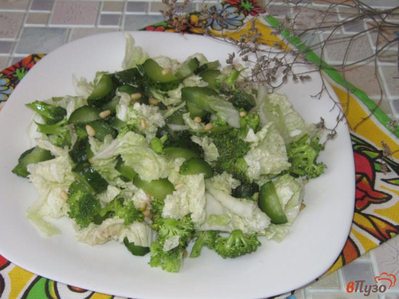 Фото приготовление рецепта: Салат с малосольными огурцами и брокколи шаг №6
