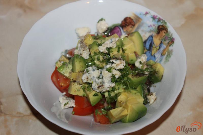 Фото приготовление рецепта: Салат с авокадо и сыром шаг №4