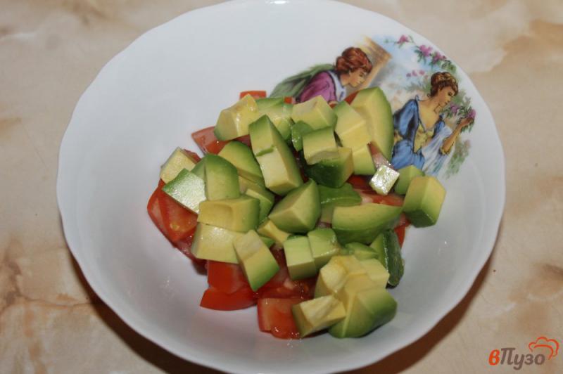 Фото приготовление рецепта: Салат с авокадо и сыром шаг №2